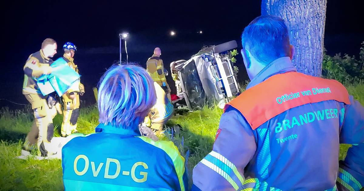 Ernstig eenzijdig ongeluk in Tubbergen, brandweer bevrijdt inzittende uit voertuig.