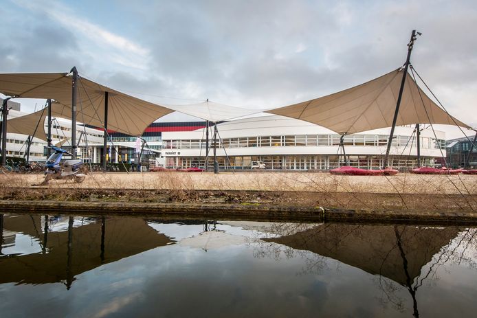 De gebouwen van de Universiteit Twente blijven voorlopig gesloten, maar de colleges zijn maandag weer hervat. Maar alleen in digitale vorm.