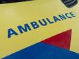 Bijrijder ambulance ernstig gewond na botsing met auto, bestuurster mogelijk onder invloed drugs