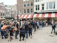 Fans wachten bij de signeersessie van Nick Cave op het Spui.