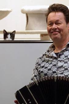 Zo schattig! Carel Kraayenhof verrast zwerfkatten met privé-concert