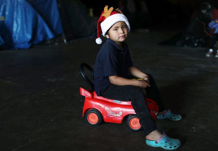 In Tijuana, aan de Mexicaans-Amerikaanse grens, viert een jongen Kerstmis in een migranten-opvangcentrum.