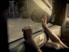 Deux enfants sauvés d'une voiture en plein soleil aux Pays-Bas, les parents les surveillaient de la plage avec une caméra