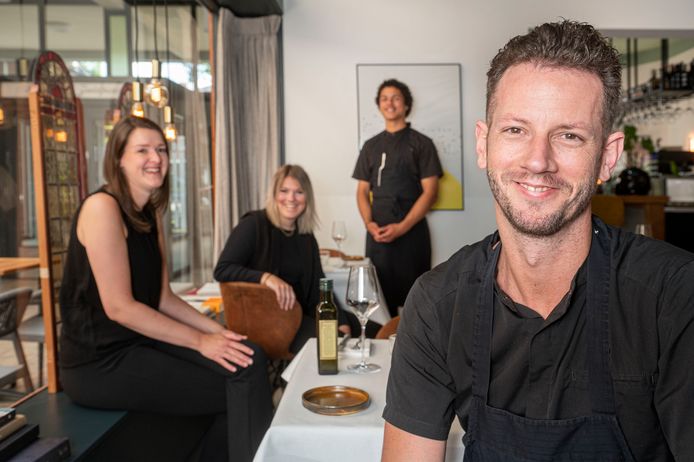 Bij het door de Michelingids 'genomineerde' Porta Sud heerst sterrenkoorts. Vlnr restaurantmanager Yonna Venema, Sabien van Ammerlaan (bediening), Milan Gonçalves (kok) en chef-kok Ralph Geerts.