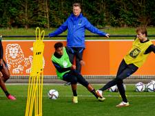 Louis van Gaal weer als vertrouwd in trainingspak: ‘Passen-trappen hoort bij het Nederlands voetbal’