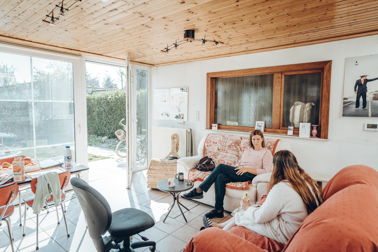 Saskia Van Nieuwenhove en een van de meisjes die ze in haar huis opvangt. Beeld Thomas Sweertvaegher