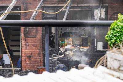 Te hete asbak leidt tot overslaande woningbrand in Middelbeers, vuur onder controle