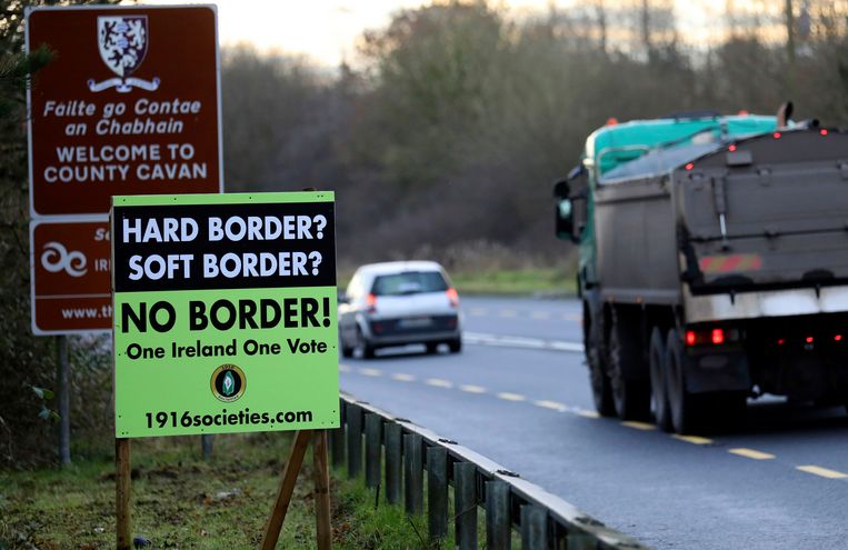 Een poster bij de grens tussen Noord-Ierland (deel van het Verenigd Koninkrijk) en de republiek Ierland.  Beeld AP