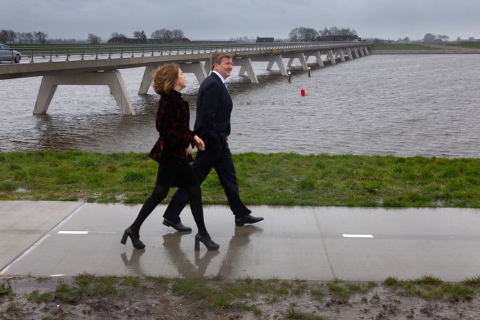 Oplevering hoogwatergeul Het Reevediep bij Kampen. Dat wordt gevierd met koning Willem-Alexander, en minister Cora van Nieuwenhuizen.