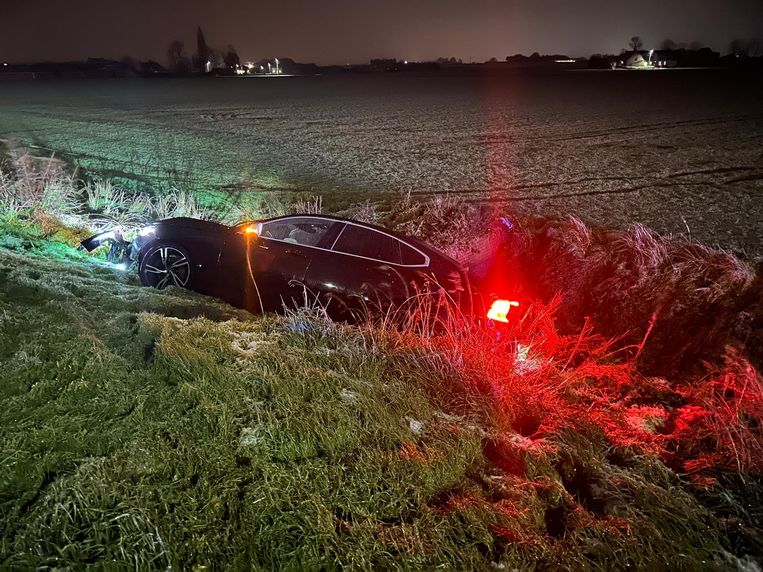 Op de E403 kwam een wagen in de gracht terecht. Beeld Jan Van Maele