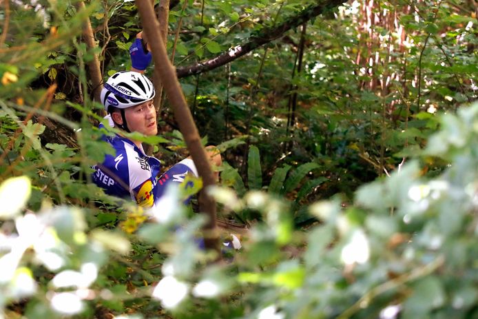 In de Ronde van Lombardije komt Laurens De Plus zwaar ten val tijdens de afdaling van de Muro di Sormano. De Quick.Step-renner verdwijnt in een ravijn, maar kan het gelukkig nog allemaal navertellen.