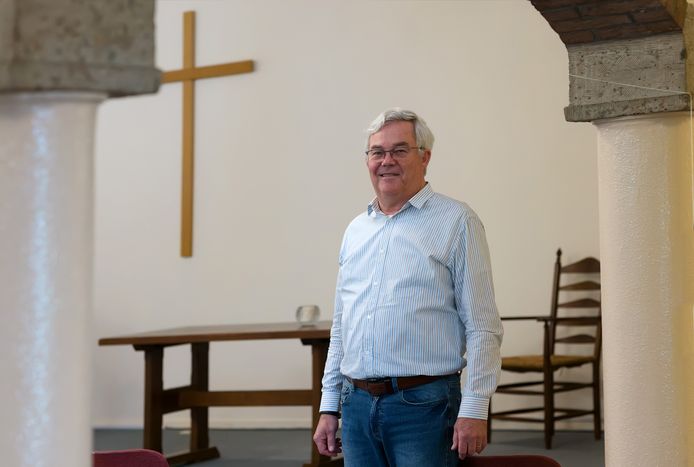 Jaap Bouwer in de Gereformeerde Kerk Zevenbergen. Hij slaat wel eens een zondagsdienst over, dan volgt hij de dienst via de kerkradio.