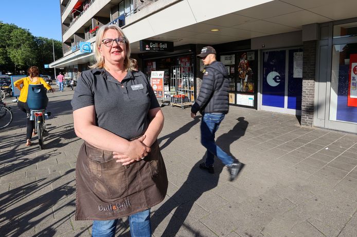 Petra Strijbos van Gall & Gall kaartte de overlast op het Franz Leharplein aan.