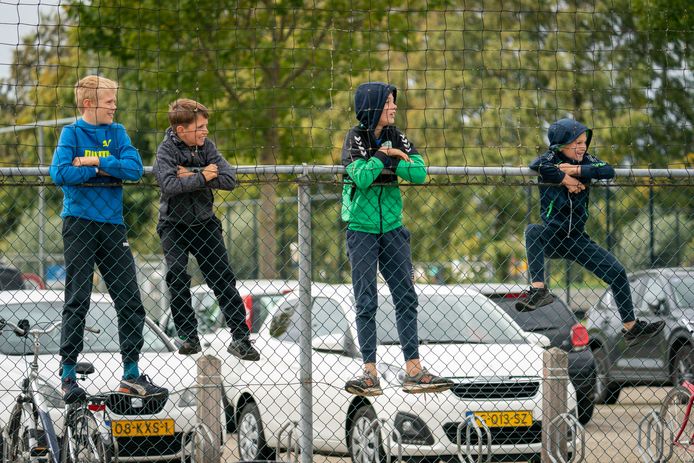 Jeugdige supporters achter de hekken om een wedstrijd te bekijken van Spero in Elst.