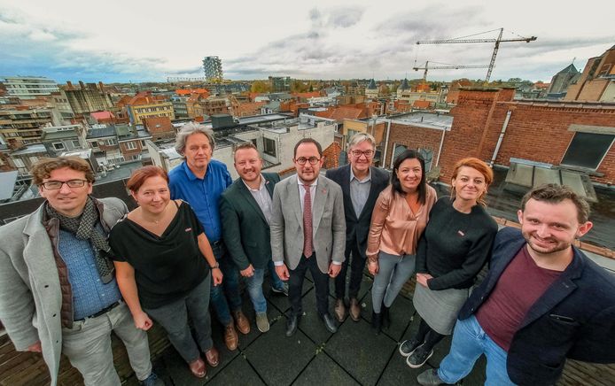 Het meerjarenplan werd woensdagvoormiddag voorgesteld in het dakcafé van het stadhuis. We zien op de foto (vlnr) financieel directeur Johan Dejonckheere, algemeen directeur Nathalie Desmet, schepenen Wout Maddens en Axel Weydts, burgemeester Vincent Van Quickenborne en schepenen Philippe De Coene, Kelly Detavernier, Ruth Vandenberghe en Bert Herrewyn.