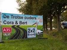 ‘Trotse ouders Cora en Bert’: dorpen langs N35 vragen op ludieke wijze aandacht voor aanpak rijksweg