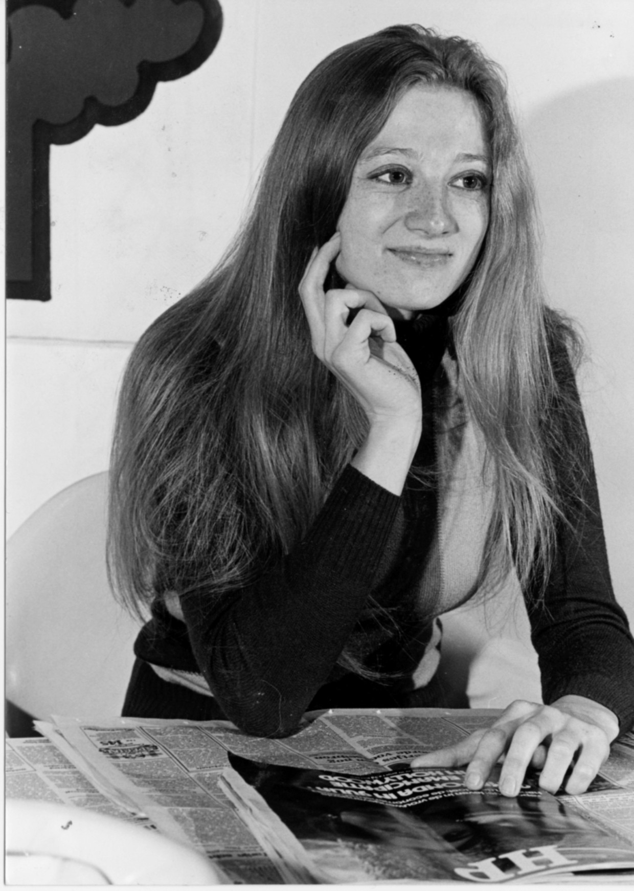 Martine Tanghe in 1978, piepjong en met lange blonde haren. Maar wel ‘one of the boys’ in de vele kantines die de BRT-gebouwen toen rijk was. Beeld BRT