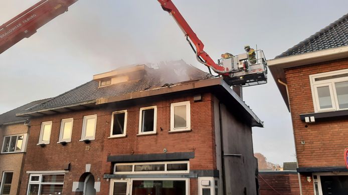 Rond 10.00 uur in de ochtend begint de brandweer met het zoeken naar de vermiste bewoonster. Haar stoffelijk overschot wordt even later gevonden.