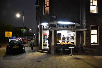 Overvaller slaat eigenaar cafetaria Arnhem en vlucht, brandweermannen houden vergeefs klopjacht