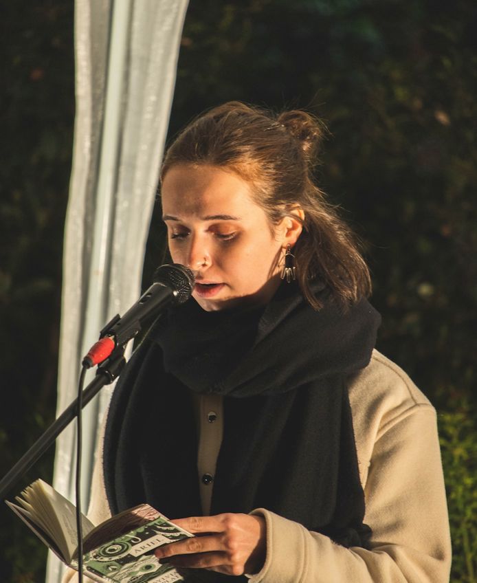 Ondanks dat Manon stottert, leest ze ieder jaar voor op de poëzie- en wijnavond van haar studentenvereniging