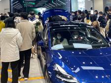 Tientallen woedende Tesla-eigenaren bestormen showrooms wegens korting
