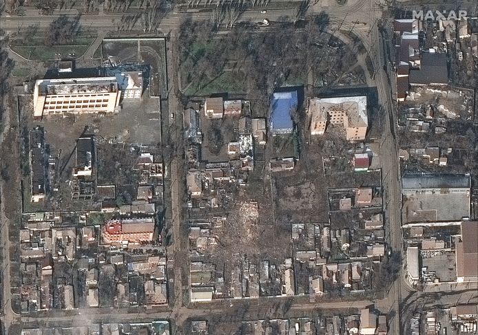 Volgens Kiev zijn er nog steeds tienduizenden mensen begraven onder het puin of in massagraven in, de door Rusland bezette stad, Marioepol.