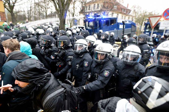 De Duitse politie houdt linkse radicalen tegen bij het congrescentrum in Hannover waar de  rechts populistische AfD bijeen is.