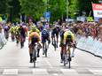 De ZLM Tour vorig jaar in Rijsbergen: Olav Kooij (r.) wint de etappe.
