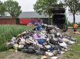 Brand in vuilniswagen in Velddriel, chauffeur kiept afval op de weg