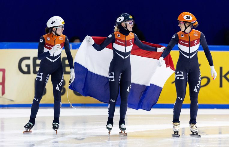 Selma Poutsma, Xandra Velzeboer en Suzanne Schulting vieren feest op het ijs.  Beeld ANP