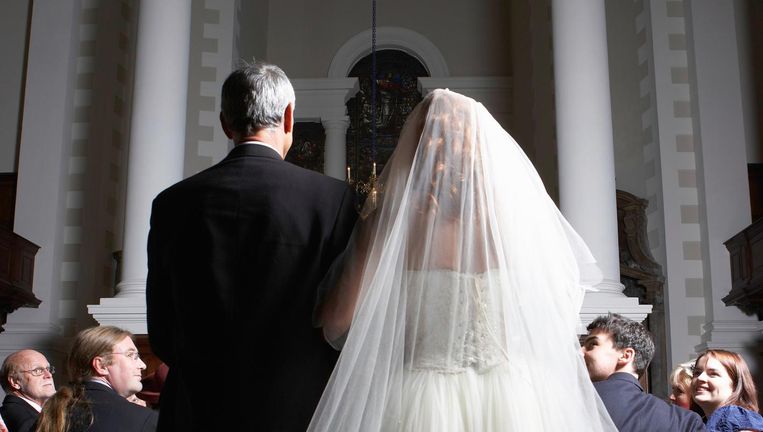 Een vader brengt zijn dochter naar haar aanstaande man, die voorin de kerk wacht. Beeld Thinkstock