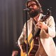 Father John Misty in De Roma: bezield entertainer in een maagdelijk wit pak