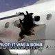 "Bomexplosie op lijnvliegtuig zuigt brandende passagier door gat in romp"