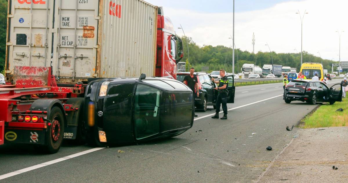 het loopt flink uit de hand rond eindhoven door ongeluk met twee auto s chauffeur jean uit tilburg voorkomt erger den bosch vught bd nl