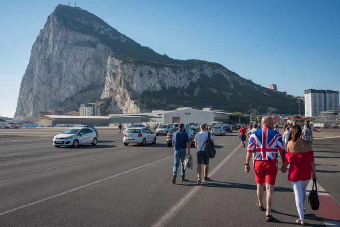 Toeristen zijn vanuit Spanje op weg naar de rots van Gibraltar, Brits grondgebied.