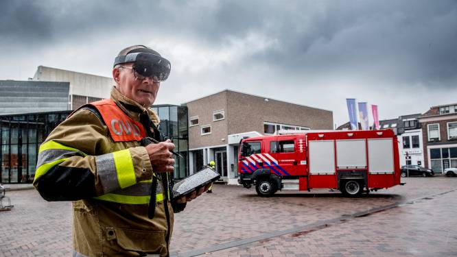 Brandoefening wordt steeds echter: brandweer zet theater ‘in brand’ met virtuele bril