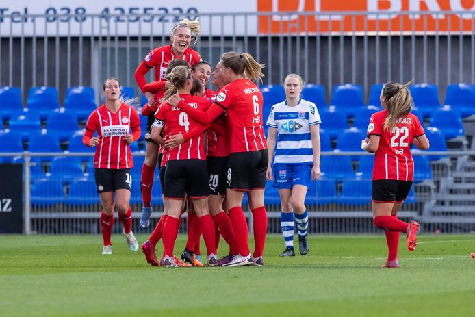PSV viert de 0-2 tegen PEC Zwolle in het MAC3Park Stadion.