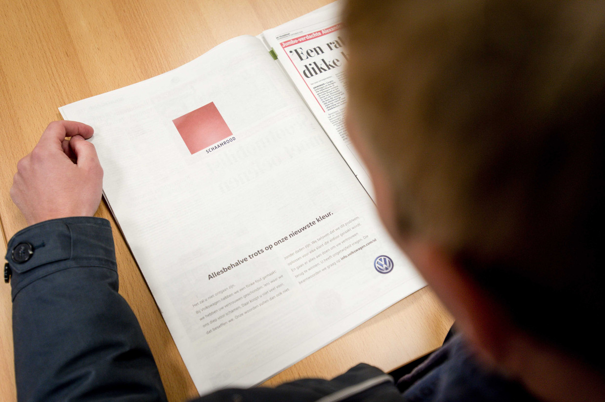 Volkswagen ging in 2015 via een paginagrote advertentie in de grote Nederlandse kranten opnieuw diep door het stof vanwege het dieselschandaal waarin het autobedrijf is verwikkeld.  Beeld ANP