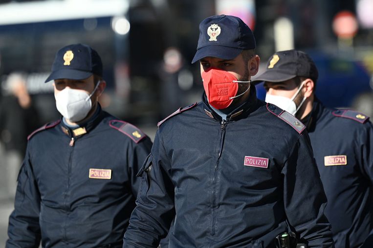 De Italiaanse politievakbond SAP wil geen roze mondkapjes voor agenten. 
 Beeld AFP