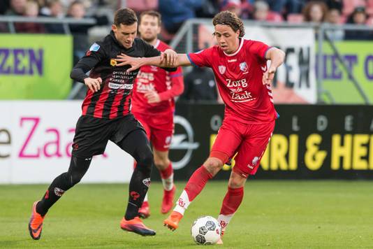 Giovanni Troupee (r), hier in duel met Luigi Bruins, wordt voor een jaar gehuurd.