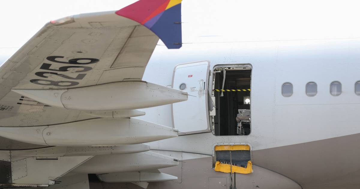 The passenger who opened the emergency door during the flight felt as if he was suffocating  outside