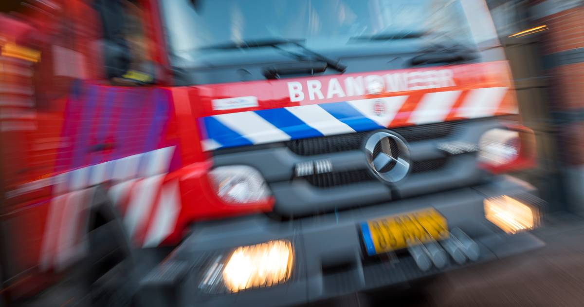 Brandweer bevrijdt vastzittende glazenwassers in Leiden.