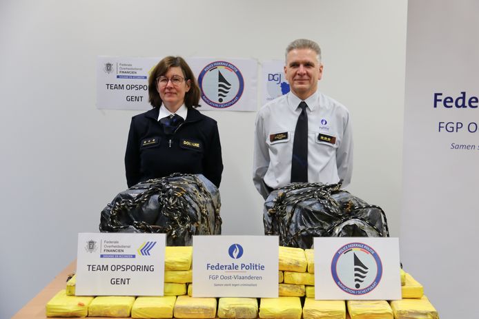 De federale politie en de douane in Gent hebben vorige week 150 kilogram cocaïne ontdekt op een boot uit Brazilië in de Gentse haven.