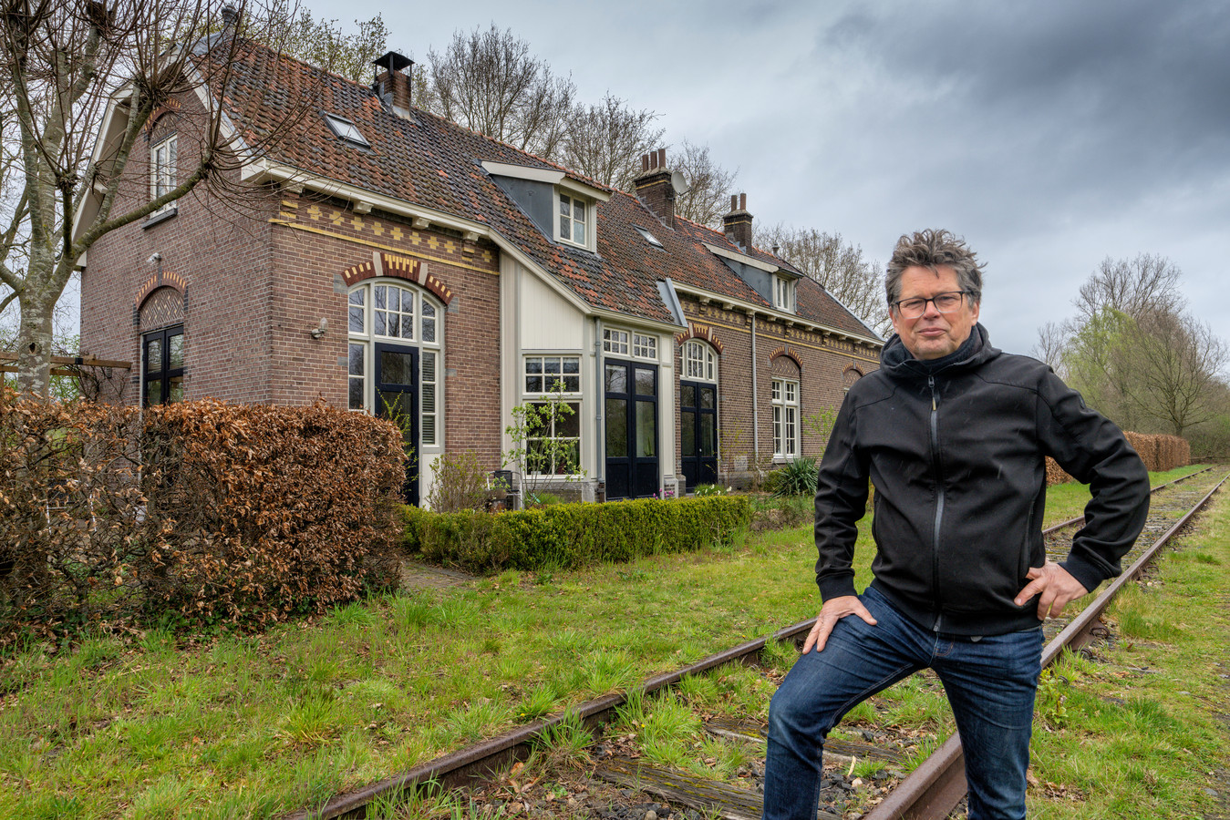 Piet woont in een oud stationnetje: wachtruimte werd kantoor, spoorlijn ...