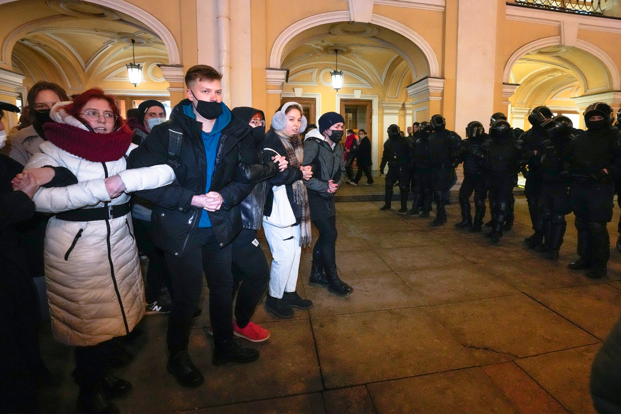 Ook dinsdag werd in Sint-Petersburg en andere Russische steden gedemonstreerd tegen de oorlog met Oekraïne, ondanks de risico’s op arrestatie en celstraffen die dat met zich meebrengt. Beeld Dmitri Lovetsky/AP