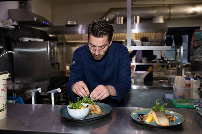 Tom van Valen in de keuken van Brasserie Mood in Burgh-Haamstede.