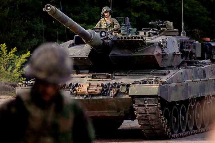 Een Leopard 2 tank steekt een tijdelijke brug over tijdens oefening Vigorous Bison van de 43e Gemechaniseerde Brigade in het Duitse Klietz.