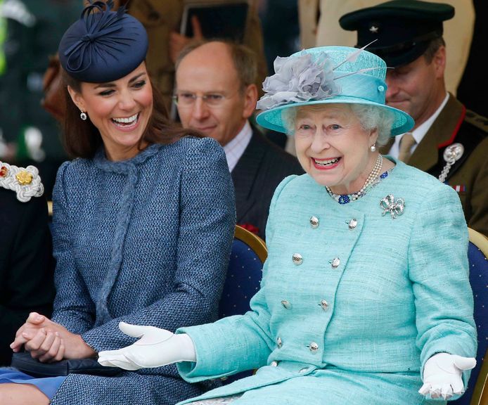Queen Elizabeth en Kate in jassen van tweed, inclusief bijpassende hoeden.