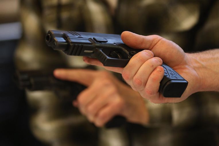 Een student leert tijdens een cursus van de NRA in Tinley Park, in de staat Illinois, hoe je een wapen moet vasthouden. Wie een handwapen in de VS wil kopen, moet ten minste 21 jaar zijn. Beeld AFP