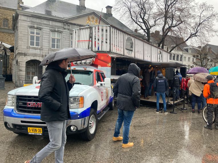 Forum-karavaan met mobiel café op het Vrijthof in Maastricht. Beeld 